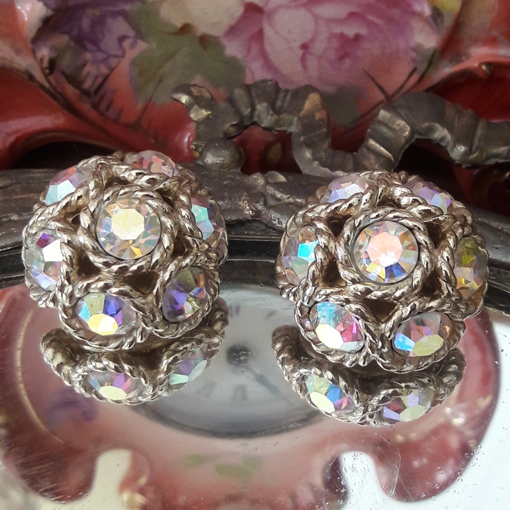 VINTAGE , SIGNED" SARAH COVENTRY" CLIP ON EARRINGS